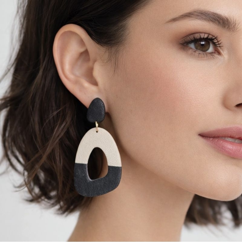 Brinco Maitê em Cerâmica Plástica – Design Orgânico Feito à Mão nas Cores Preto e Off White | Leve e Sofisticado