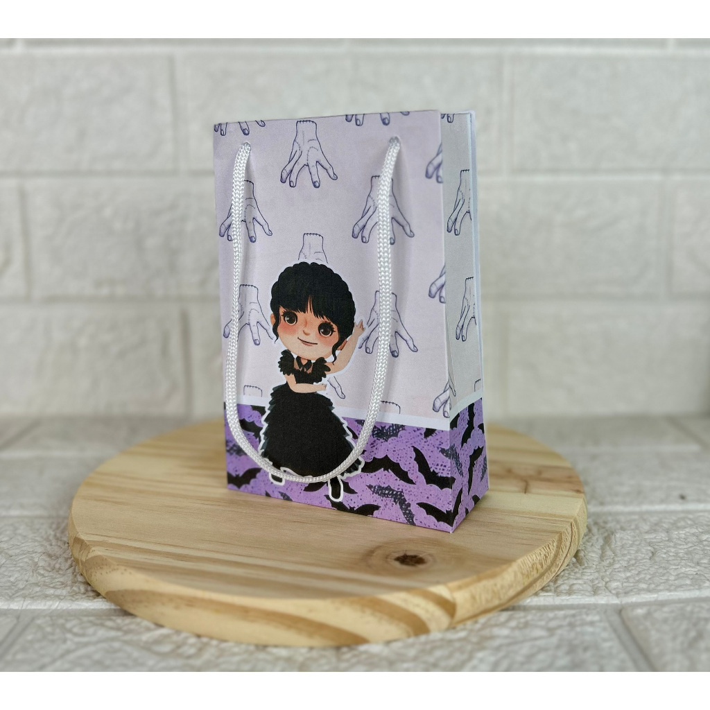 Sacolinha Surpresa WANDINHA  - Personalizados - Lembrancinha - Festa infantil - Aniversário / PEGUE E MONTE