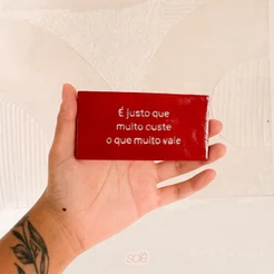 Plaquinha Decorativa “É Justo Que Muito Custe o Que Muito Vale” em Cerâmica Fria | Decoração Artesanal ❤️