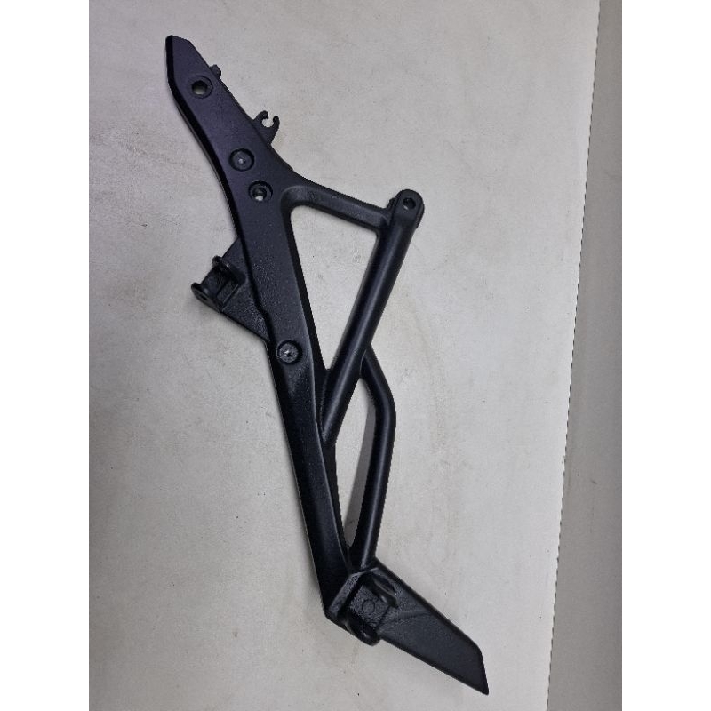 Suporte Bacalhau pedaleira esquerda Kawasaki ER6N 2011 PRETO