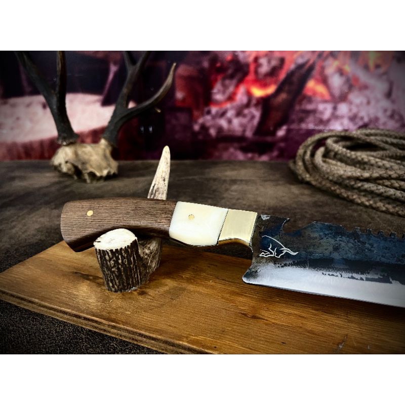 Faca Bowie Serrilhada 10" Aço Carbono 1070 Artesanal Cutelaria Cabo Madeira Osso e Latão Churrasco Camping Caça e Pesca