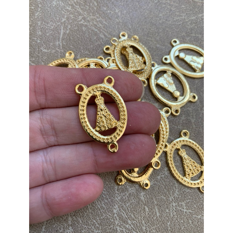 Pingente Nossa Senhora 3 furos terço 32x20mm  fundição com banho flash dourado e níquel bijuteria para colagem de strass