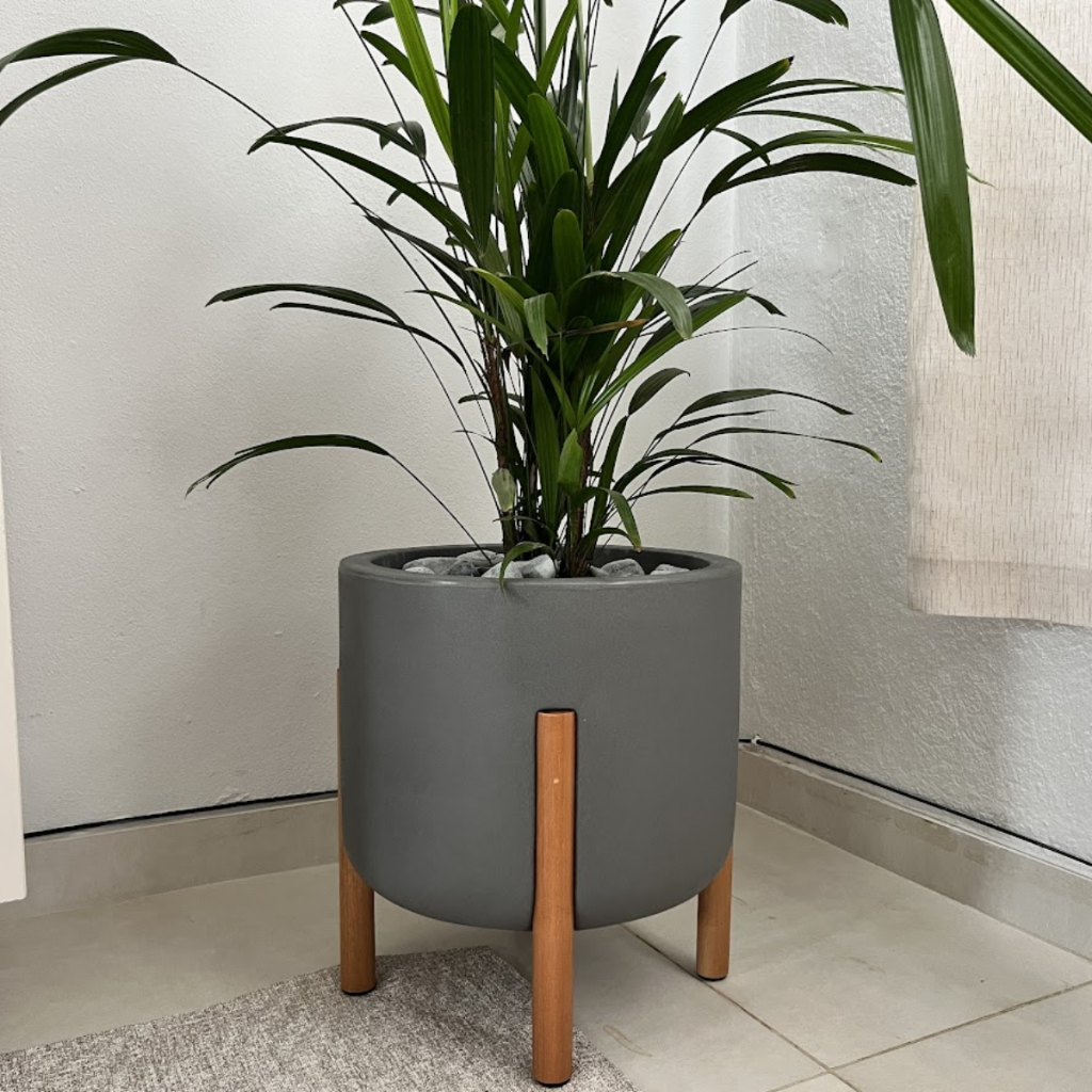 Jarro para plantas com Pé de Madeira Vaso em Polietileno Medio