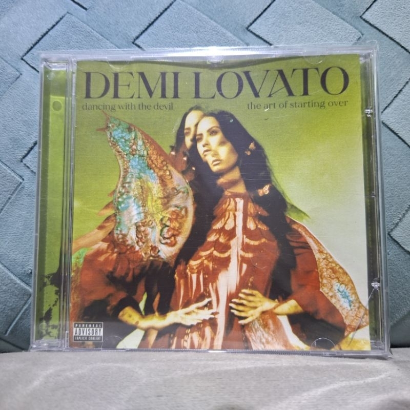 CD Demi Lovato - Dancing With The Devil - Capa VERDE