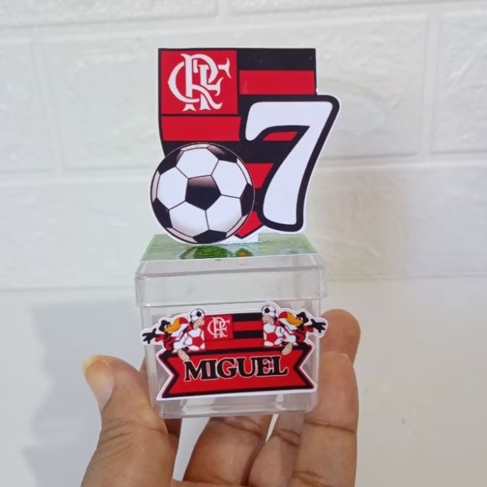 Aplique 3D personalizado para caixinha acrílica 5X5, para lembrancinhas tema futebol vermelho e preto, leia a descrição.