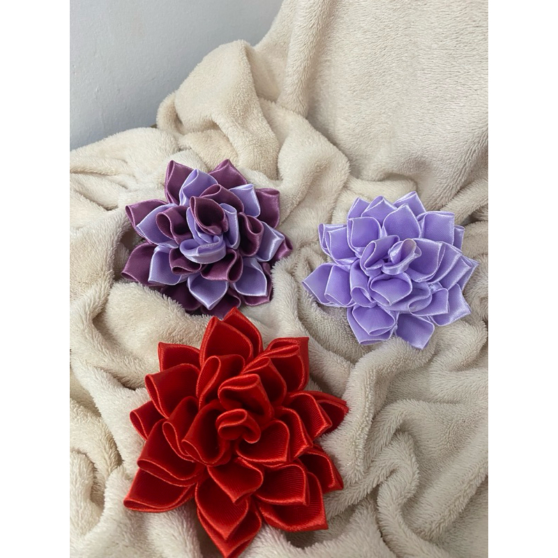 Flor de Cetim Artesanal 8x9cm | Diversas Cores | Kit 5, 10 ou 15 Unidades | Decoração para Presentes e Artesanato