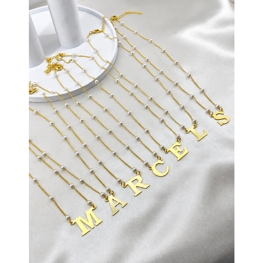 Colar Letra Inicial c om Pérolas Delicado Dourado