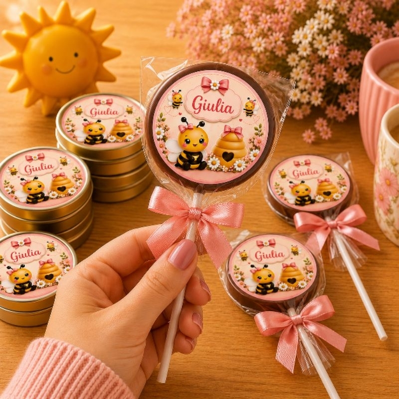 Adesivo Personalizado Abelhinha 5cm com Nome | Lembrancinha Aniversário Infantil Mesversário