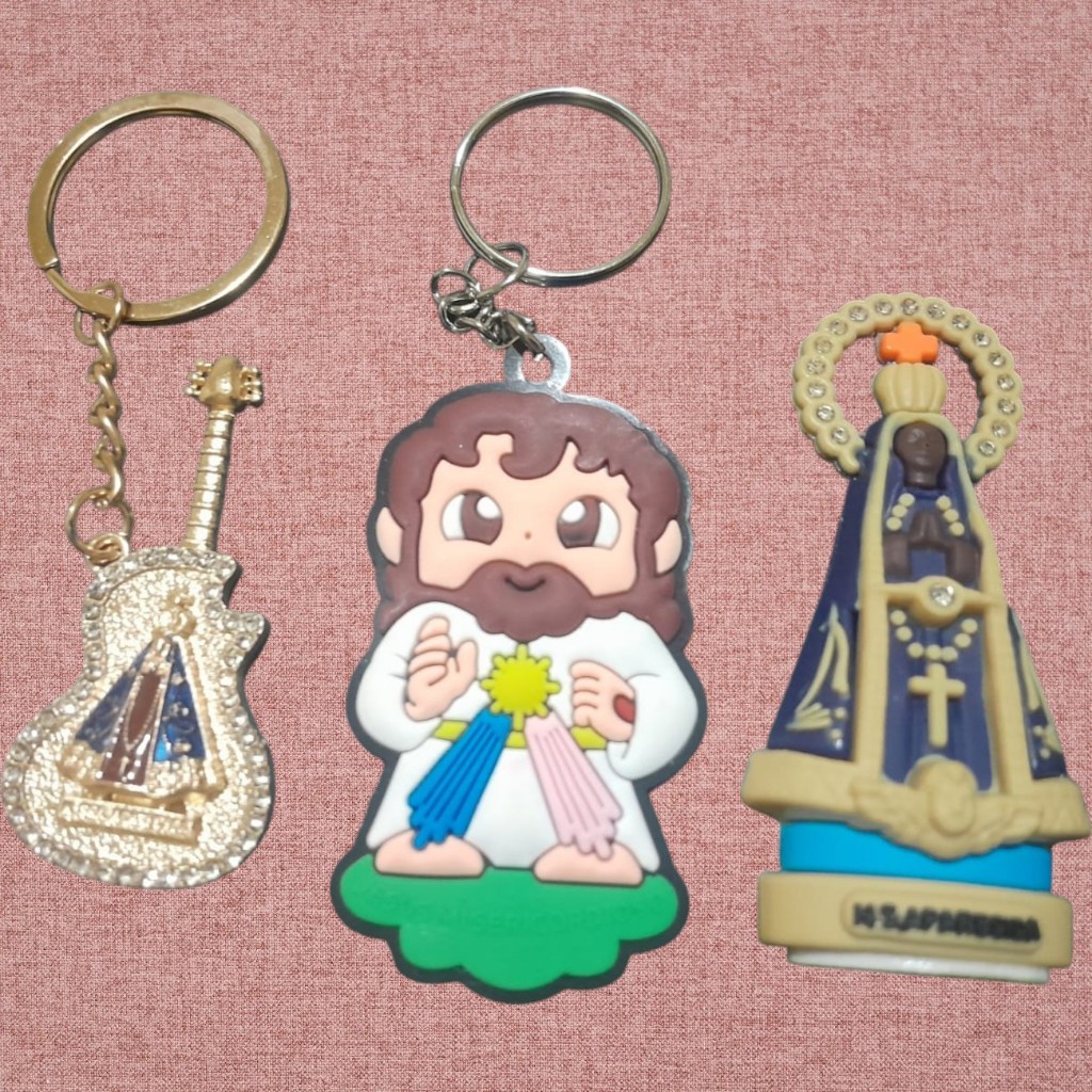 Kit Religioso J01 Jesus Misericordioso + Nossa Senhora Aparecida Chaveiros e Enfeite Católico Presente Devocional
