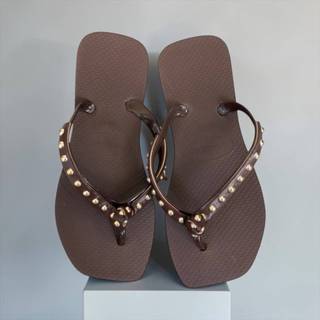Chinelo Adulto Feminino Delicado com Detalhes Dourados Tiras Finas Confortável Casual Dia a Dia