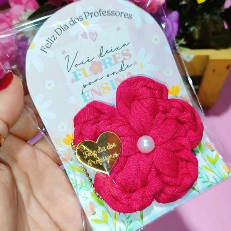 Chaveiros em fio de malha formato flor para o dia dos professores