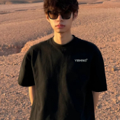 Camiseta masculina branca manga curta estilo básico casual com estampa discreta