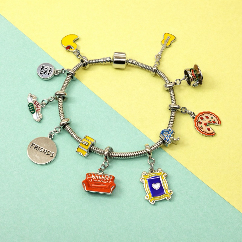 Berloques  linha friends/ moldura/ xícara/ sofá/ guitarra/ pingente/ série/ central park/ pizza/ banhado/ charms em Oferta na Shopee