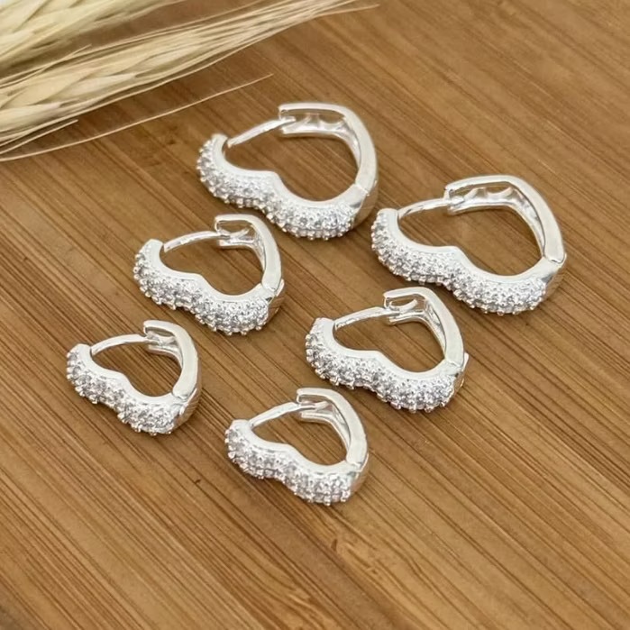 Aço inoxidável Kit 3 pares de brincos em formato de coração, cravejados com duas fileiras de zircônias