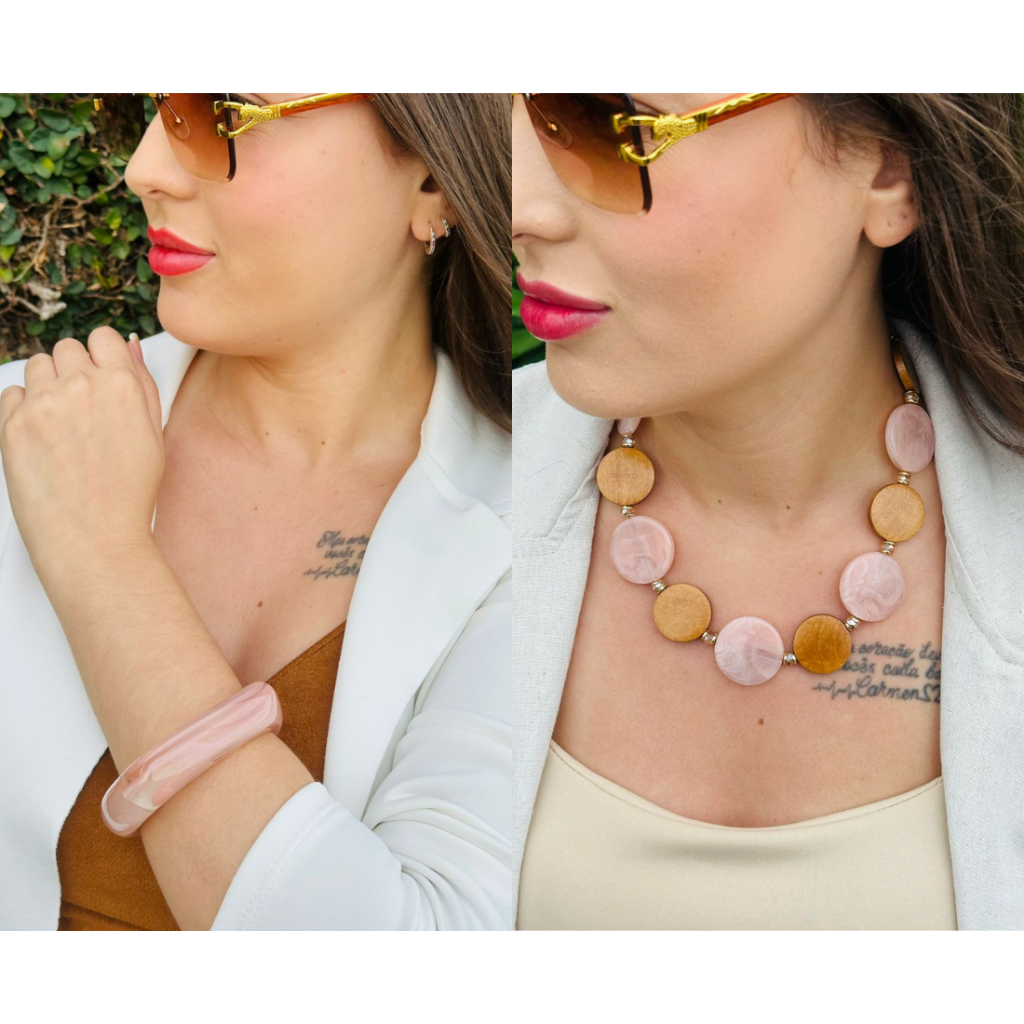 KIT COLAR CURTO MADEIRA BOLACHA ROSA CLARO + BRACELETE QUADRADO ROSA CLARO