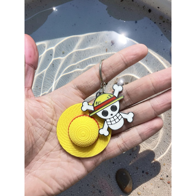 Chaveiro One Piece com Chapéu de Palha Amarelo do Luffy e Pingente Jolly Roger em Oferta na Shopee