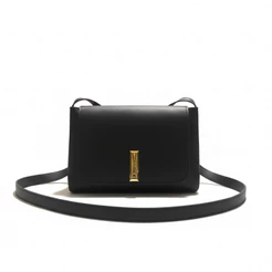 Bolsa Transversal: Estilo e Praticidade. Alça regulável. Medidas: 20x16x6cm. Cores: Preto, Marrom Caramelo e Off White.