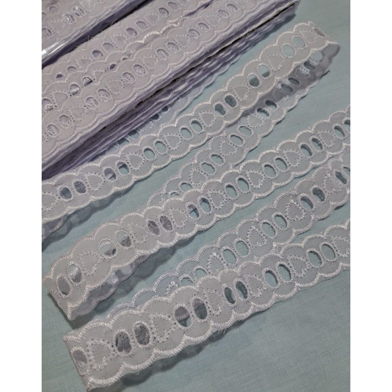 Bordado inglês Passa Fita Branco Medindo 13,70m X 2,5cm Ideal para  Artesanato em geral