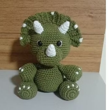 Triceratops em amigurumi, medindo aproximadamente 16 cm