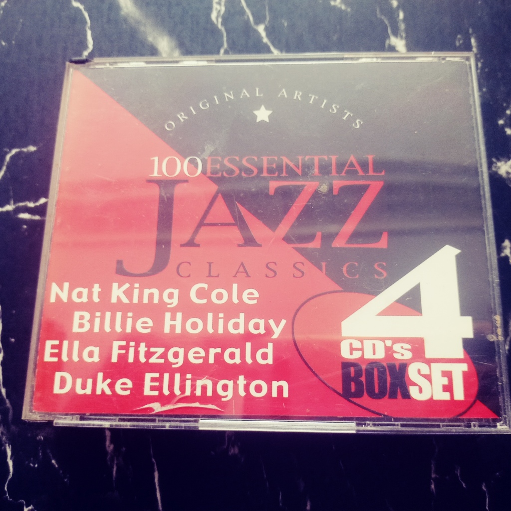 100 ESSENTIAL JAZZ ( BOX COM 4 CD'S RARO ) NAT KING COLE- BILLIE HOLIDAY- ELLA FITZGERALD- DUKE ELLINGTON