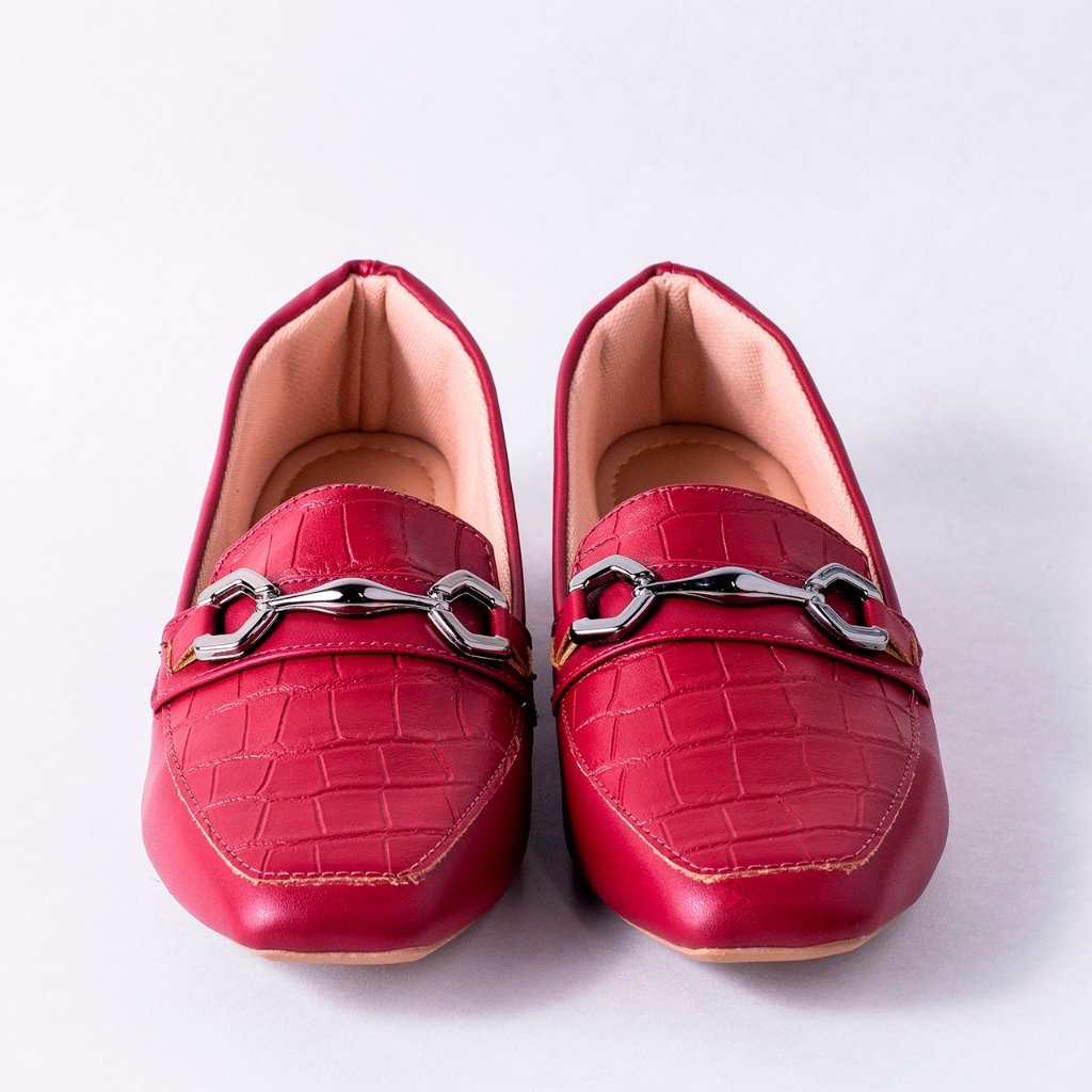 Mocassim Feminino Alongado Bico Quadrado Vermelho Marsala com Pala em Cronos Enfeite Cromado  Chique