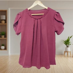 Blusa Feminina Soltinha com Pregas Frontais e Gola Trançada Manga curta
