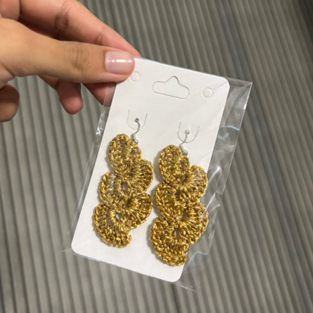 par de brincos femininos feitos com crochê com estilo folha, flor, infinito e da seleção brasileira