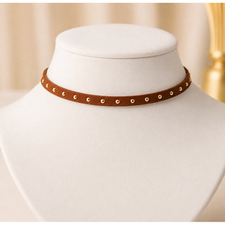 Chocker de camurça caramelo com tachas dourada 🌵wester cowntry 🌵 Colar Boiadeira lançamento Courinho B03