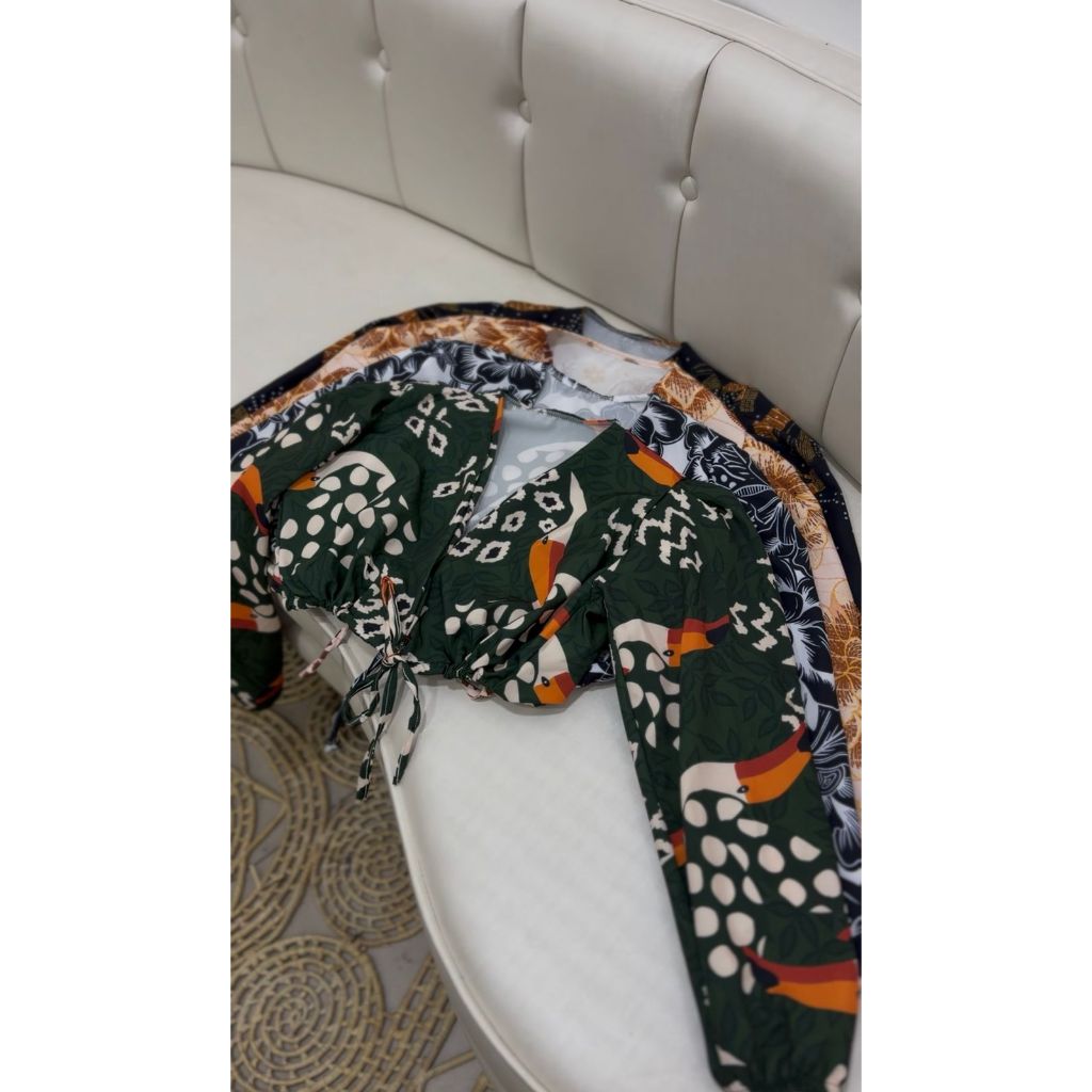Cropped manga longa em Crepe Alfaiataria blusa top cropped com amarração estampada tucano tendência