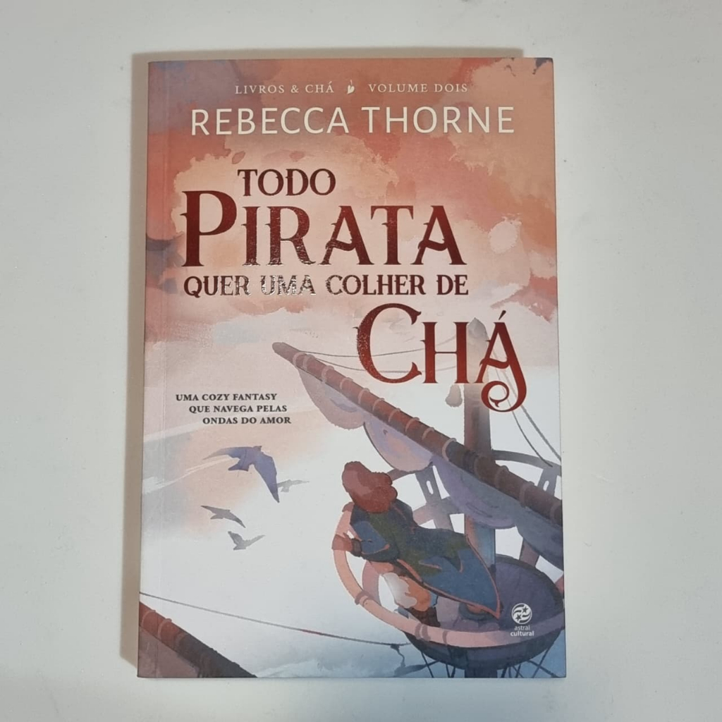 Todo pirata quer uma colher de chá: Livro 2 da Série Livros & Chá Capa comum – 6 outubro 2025 por Rebecca Thorne (Autor)