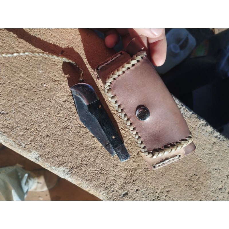 bainha para canivete, toda no couro,detalhada na lonca de carneiro cd450002