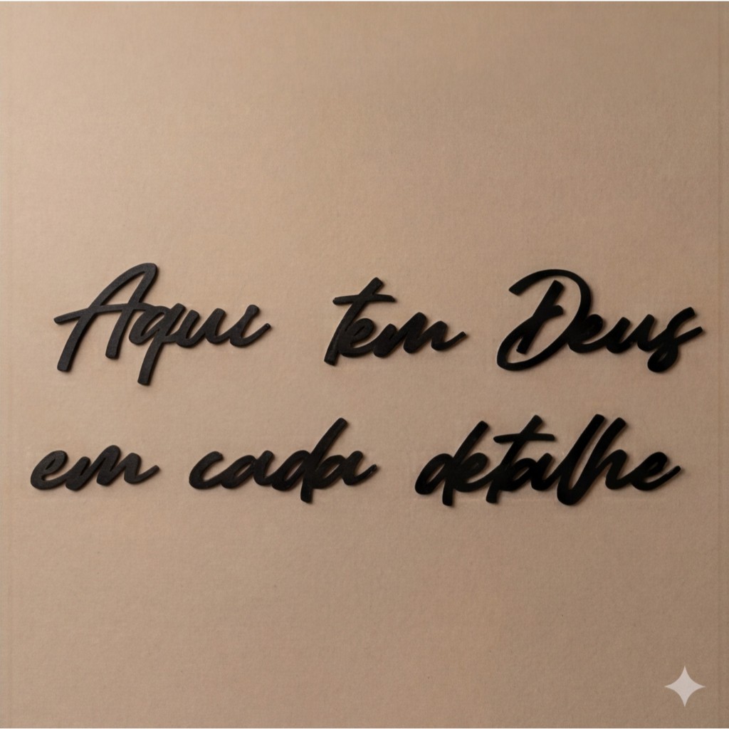 Frase Decorativa Aqui Tem Deus em Cada Detalhe MDF Preto Recorte Laser Parede Cristã Sala Fé Casa Lar