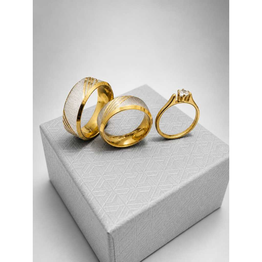Par de Alianças Bodas de Prata escovadas com frisos Banhadas a Ouro 8mm com Solitário | Anatômicas e Elegantes
