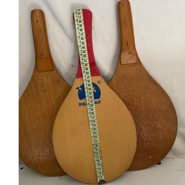 3 RAQUETES EM MADEIRA UMA AQUANAUT ANTIGAS VINTAGE 43CM USADAS RALLYBALL TENIS DE PRAIA