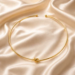 Colar Choker Feminino em Liga de Cobre Dourado com Nó Ajustável 42cm Minimalista Elegante Gargantilha