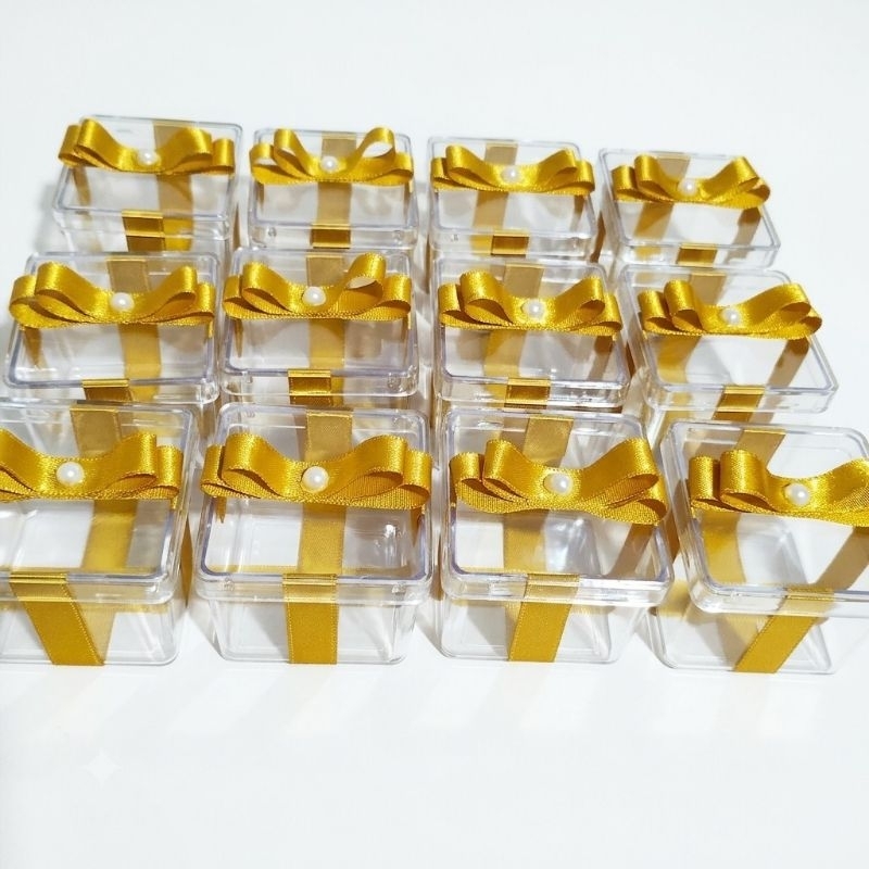 Kit 20 Caixinhas de Acrílico 5x5 personalizadas para lembrancinhas, Fita de Cetim na cor dourada, Fazemos Todas as cores