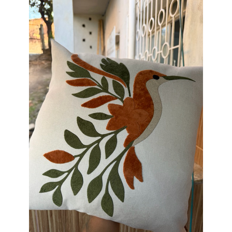 Capa de Almofada Premium Beija-Flor – Charme e Sofisticação