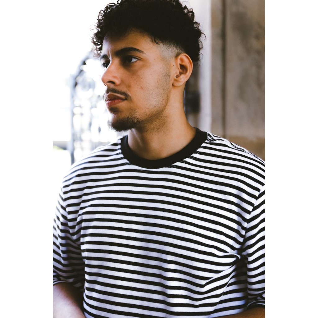 Camiseta Oversized listrada em preto e branco, confeccionada em algodão grosso