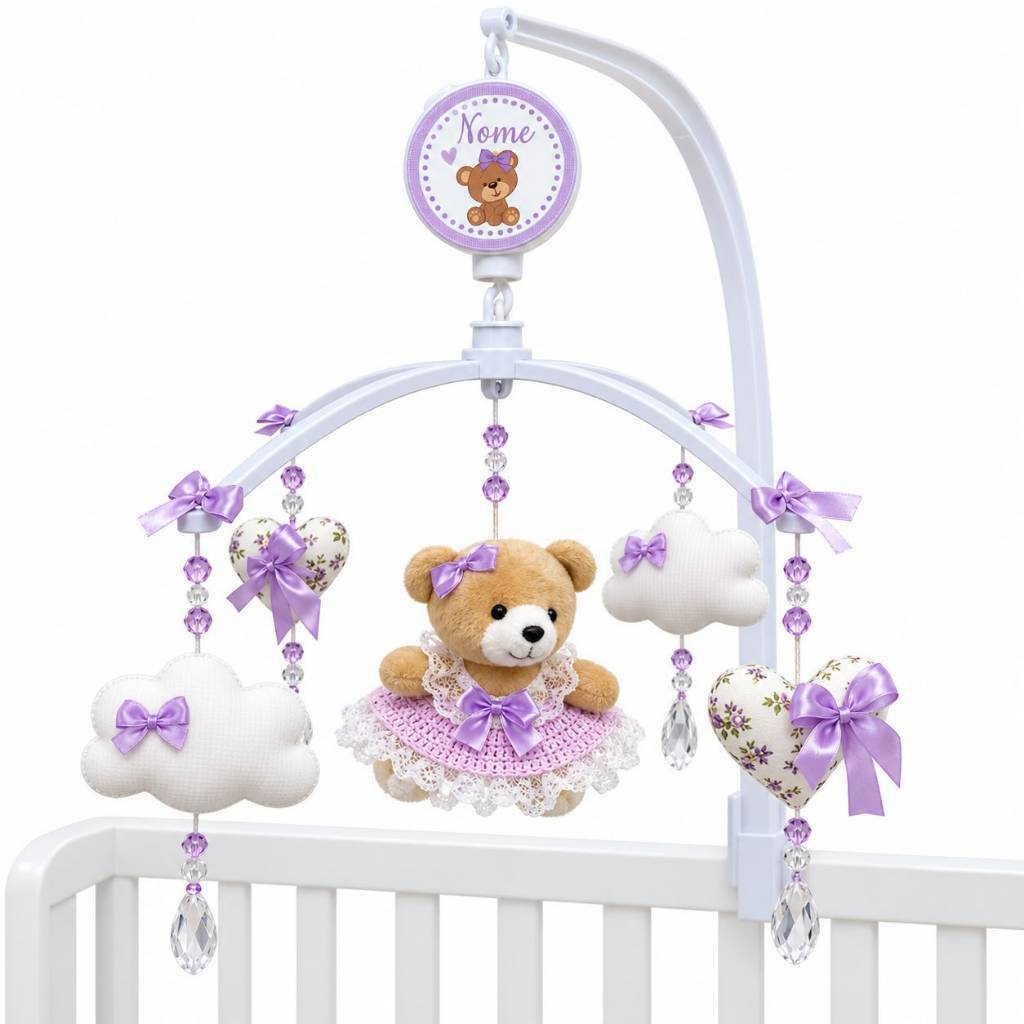 Móbile Berço Bebê Musical e Giratório Ursinha Corações e Nuvens Artesanal Decoração Quarto Bebê Vestido Crochê