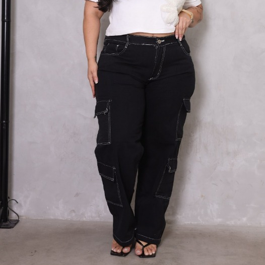 Calça Feminina Plus Size Super Cargo Preto Costura Invertida Branca