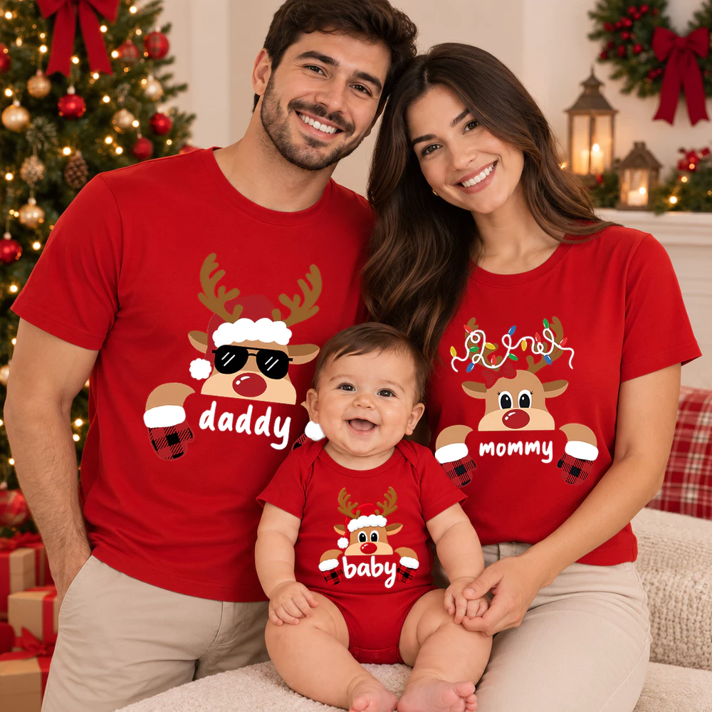 Kit Família Natal Camiseta Papai Mamãe e Body Bebê Estampa Rena Roupa Natalina Look em Família — imagem 1