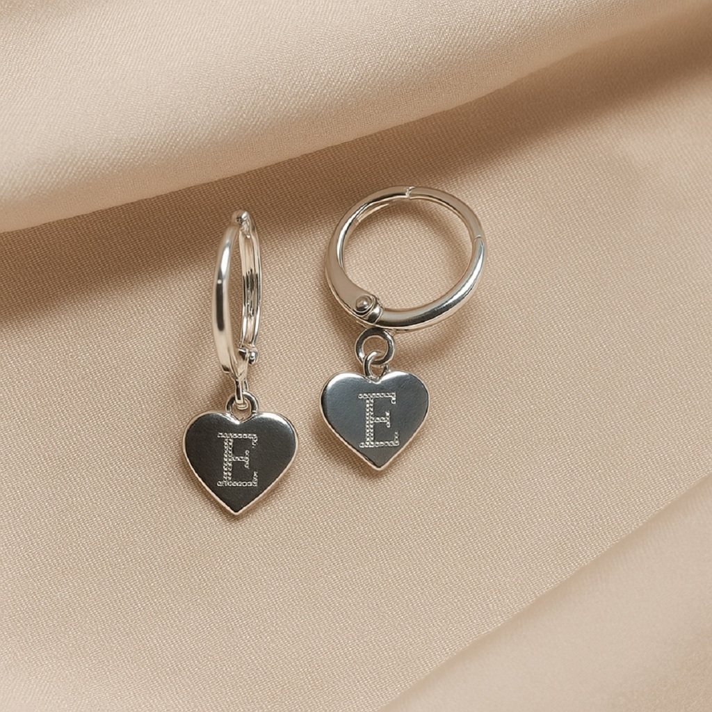 Brinco Argola Click Infantil Berloque Coração Letra Inicial Banhado a Prata 925