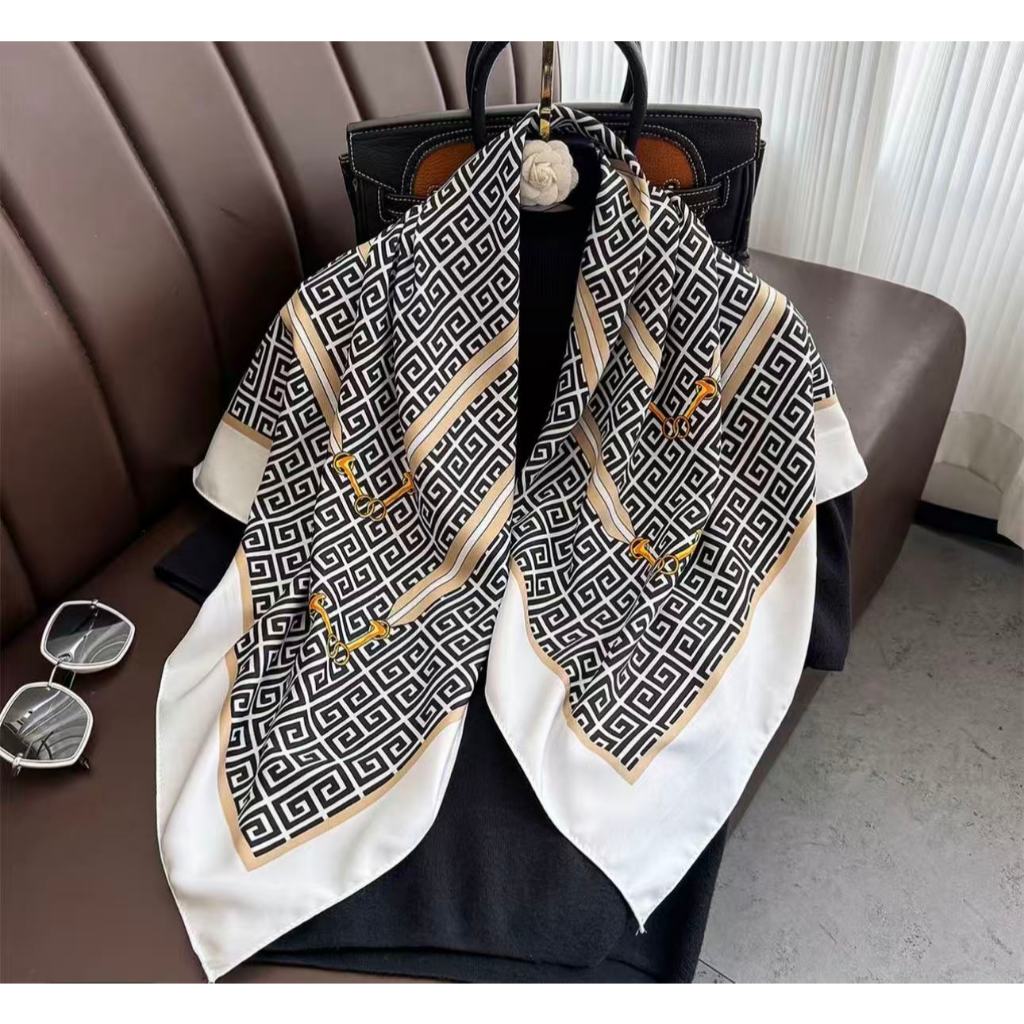 Lenço de Seda Luxo Feminino 90x90cm – Leve, Versátil e Sofisticado para Qualquer Look