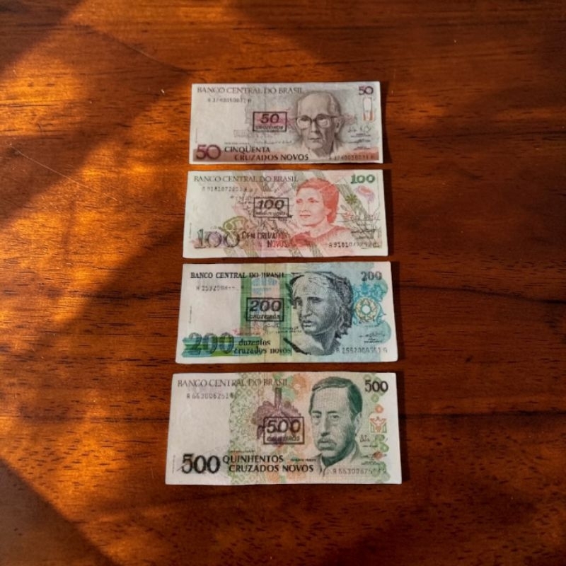 SET COM 4 CÉDULAS CRUZADOS NOVOS COM CARIMBO DE CRUZEIRO SENDO 1 CÉDULA DE CADA VALOR 50, 100, 200 e 500.