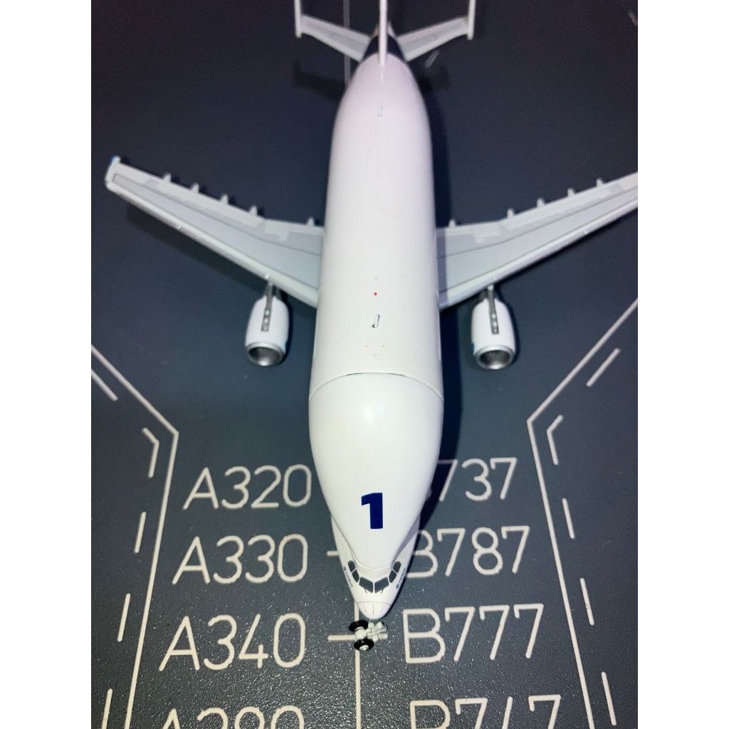 Miniatura Avião Airbus A300-600st Beluga DEFEITO
