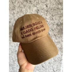 Boné personalizado com a frase “Mulher bonita e gado Nelore só tem quem pode”