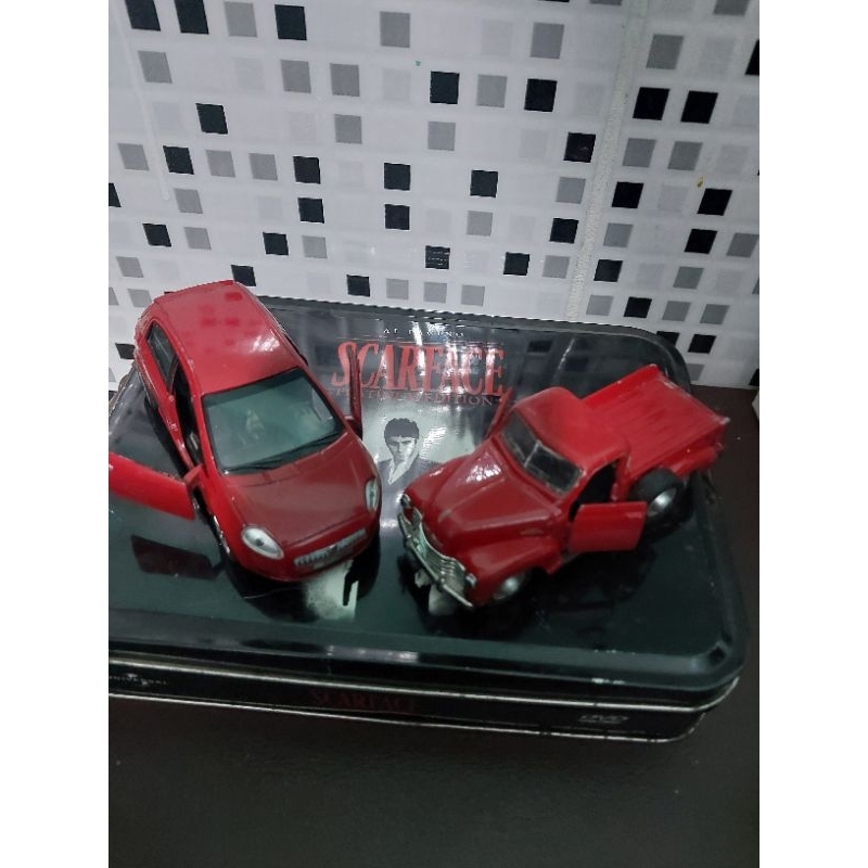 duas sucatas miniatura fiat punto e caminhonete Chevrolet 3100