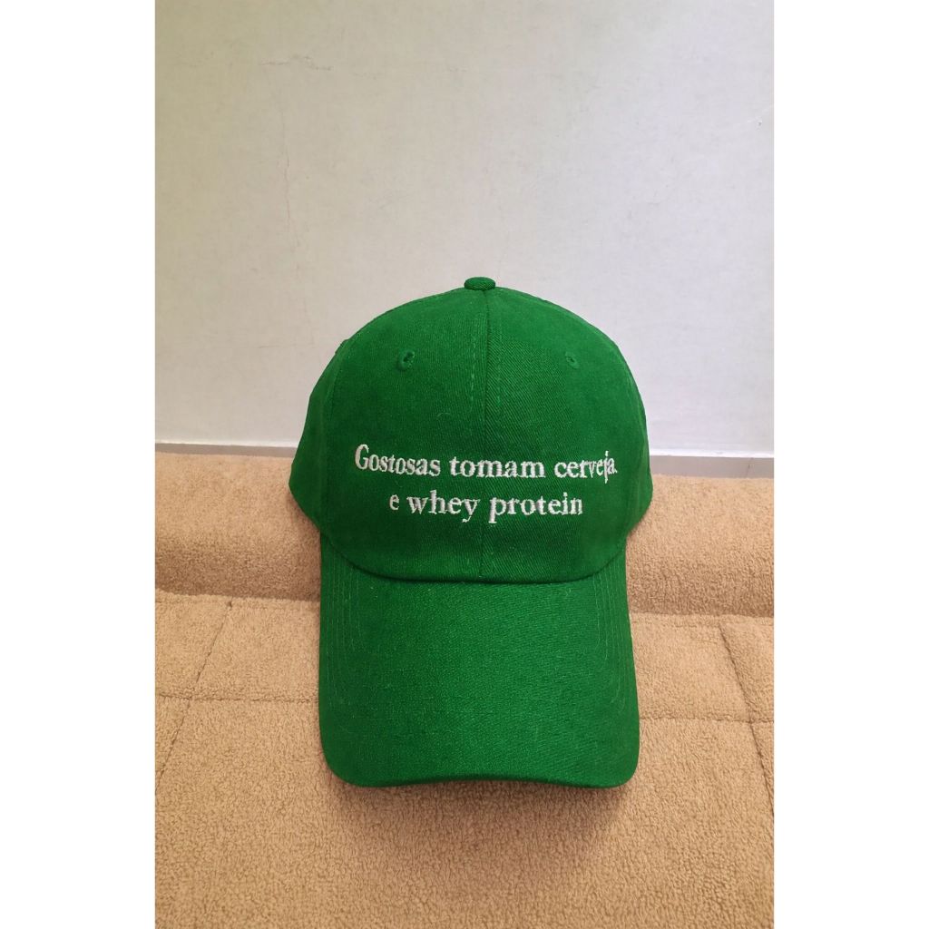 Boné personalizado diversas cores com a frase "Gostosas tomam cerveja e whey protein" — imagem 2 de 2