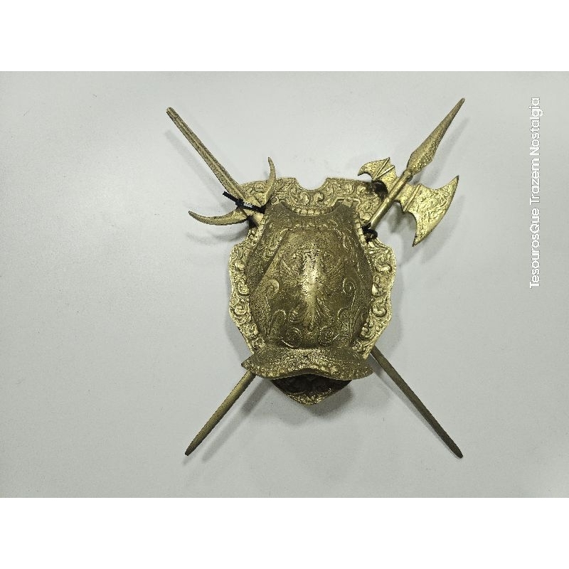 Antiga Placa Decorativa - Escudo e 2 Acessórios Medievais em Bronze