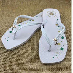 Sandália Chinelo Bico Quadrado Feminino Pingente Amuleto Sorte Trevo Amorêvo Macio Confortável Estilo Dia a Dia